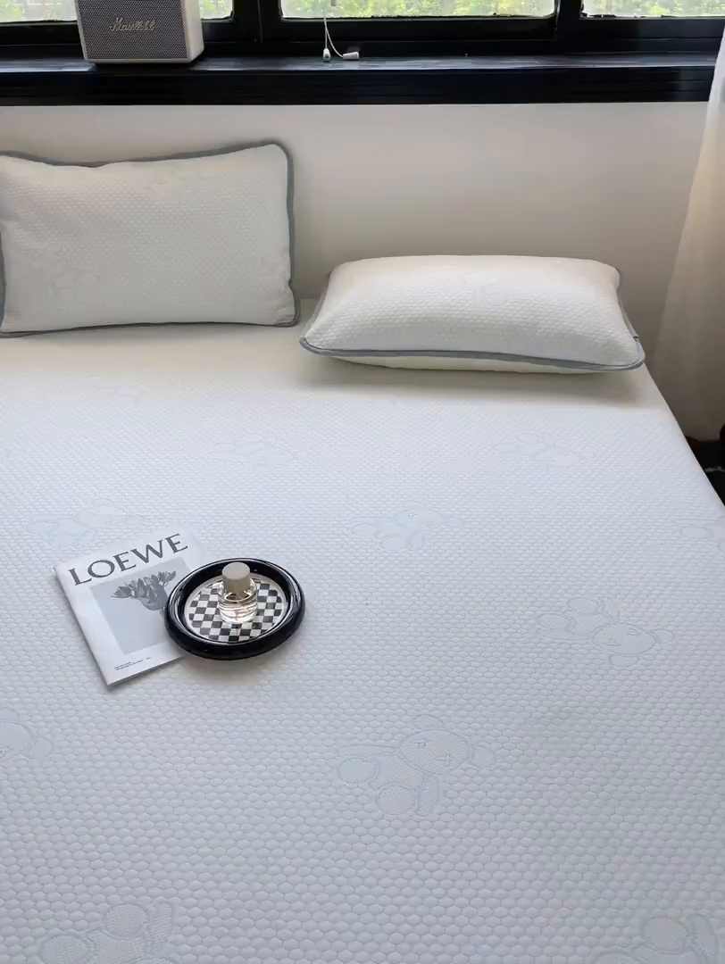 91家纺网 家纺一手货源 找家纺 悦织湾家纺 2026新款提花凉豆豆凉席三件套夏季3D豆豆席冰爽席子床笠款蝴蝶结小熊系列 暴力熊蓝