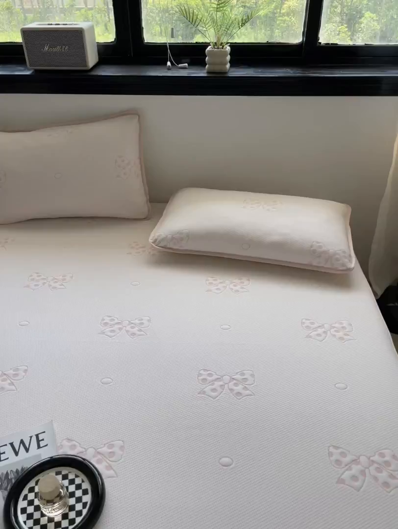 91家纺网 家纺一手货源 找家纺 悦织湾家纺 2026新款提花凉豆豆凉席三件套夏季3D豆豆席冰爽席子床笠款蝴蝶结小熊系列 蝴蝶结粉