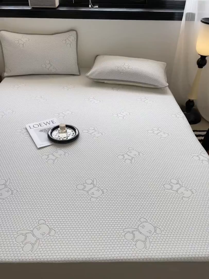 91家纺网 家纺一手货源 找家纺 悦织湾家纺 2026新款提花凉豆豆凉席三件套夏季3D豆豆席冰爽席子床笠款蝴蝶结小熊系列 暴力熊灰