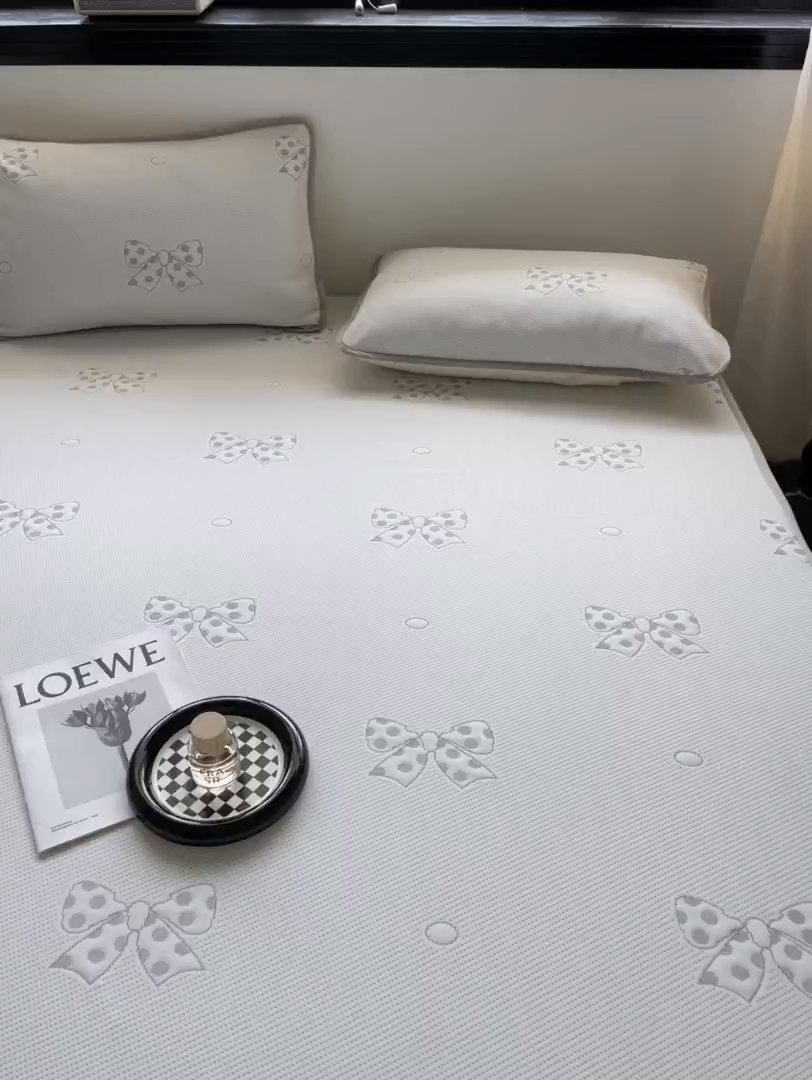 91家纺网 家纺一手货源 找家纺 悦织湾家纺 2026新款提花凉豆豆凉席三件套夏季3D豆豆席冰爽席子床笠款蝴蝶结小熊系列 蝴蝶结灰