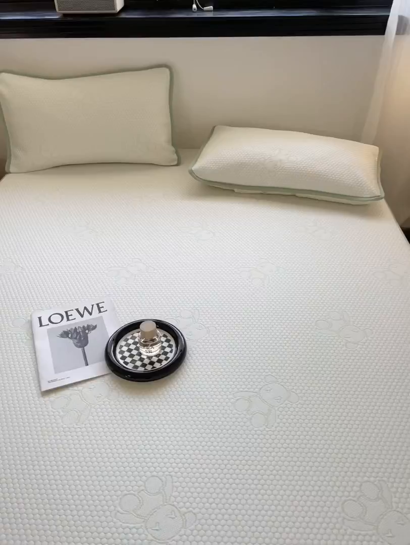 91家纺网 家纺一手货源 找家纺 悦织湾家纺 2026新款提花凉豆豆凉席三件套夏季3D豆豆席冰爽席子床笠款蝴蝶结小熊系列 暴力熊绿