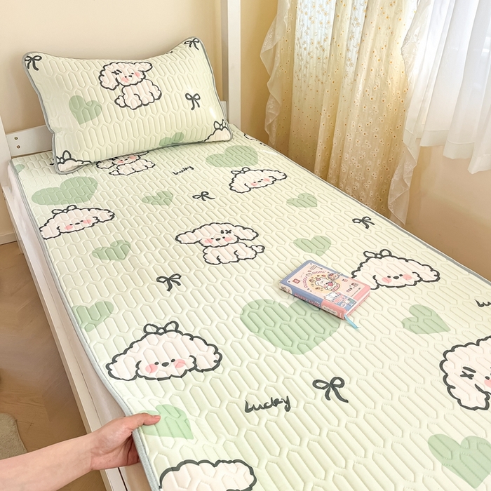 91家纺网 家纺一手货源 找家纺 川悦生活 2026新款大版宿舍凉感丝学生床凉席三件套 啵唧小狗