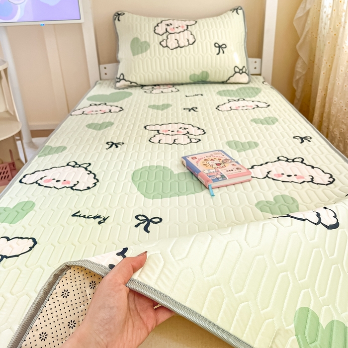 91家纺网 家纺一手货源 找家纺 川悦生活 2026新款大版宿舍凉感丝学生床凉席三件套 啵唧小狗