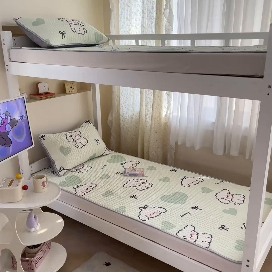 91家纺网 家纺一手货源 找家纺 川悦生活 2026新款大版宿舍凉感丝学生床凉席三件套 啵唧小狗