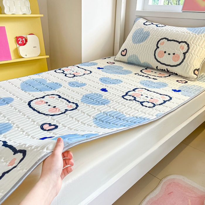 91家纺网 家纺一手货源 找家纺 川悦生活 2026新款大版宿舍凉感丝学生床凉席三件套 嘟嘟小熊