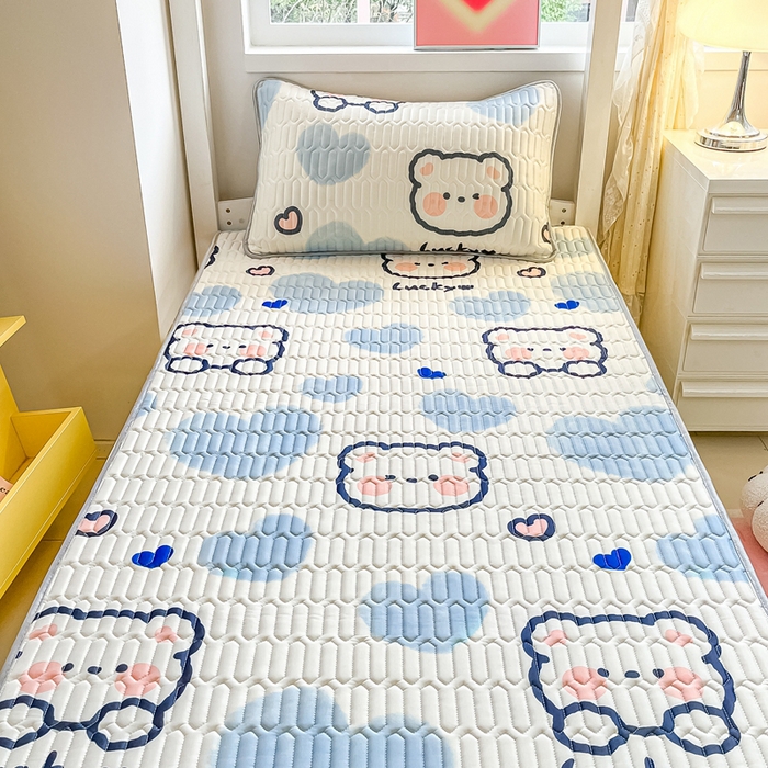 91家纺网 家纺一手货源 找家纺 川悦生活 2026新款大版宿舍凉感丝学生床凉席三件套 嘟嘟小熊