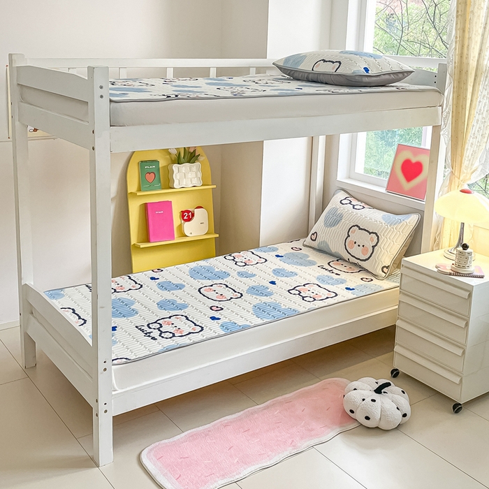 91家纺网 家纺一手货源 找家纺 川悦生活 2026新款大版宿舍凉感丝学生床凉席三件套 嘟嘟小熊