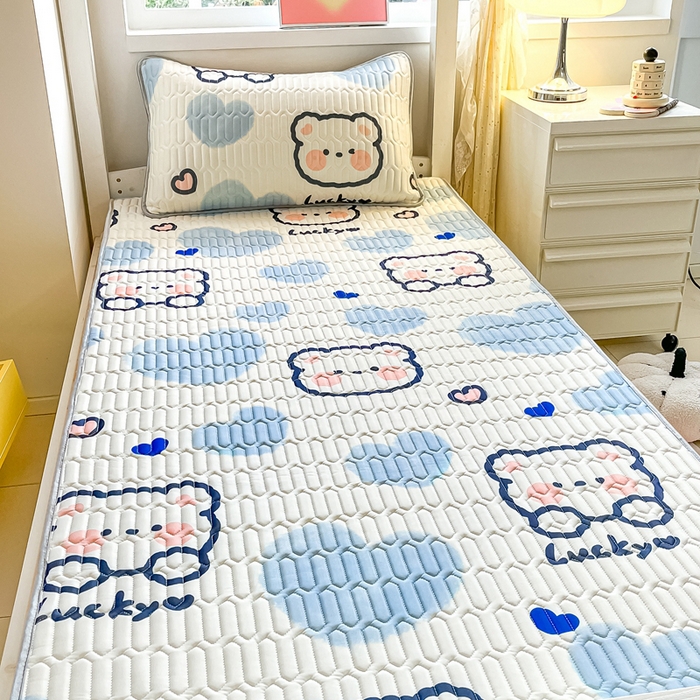 91家纺网 家纺一手货源 找家纺 川悦生活 2026新款大版宿舍凉感丝学生床凉席三件套 嘟嘟小熊