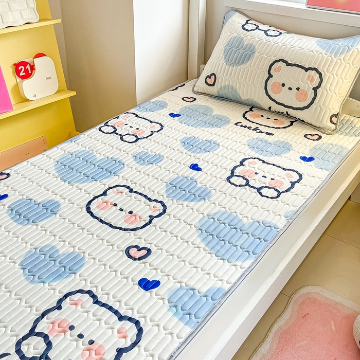 91家纺网 家纺一手货源 找家纺 川悦生活 2026新款大版宿舍凉感丝学生床凉席三件套 嘟嘟小熊