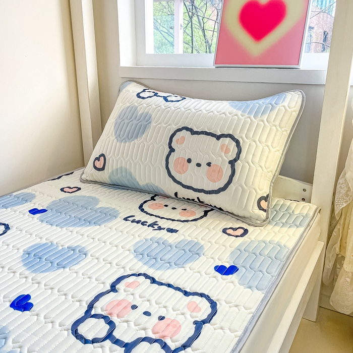 91家纺网 家纺一手货源 找家纺 川悦生活 2026新款大版宿舍凉感丝学生床凉席三件套 嘟嘟小熊