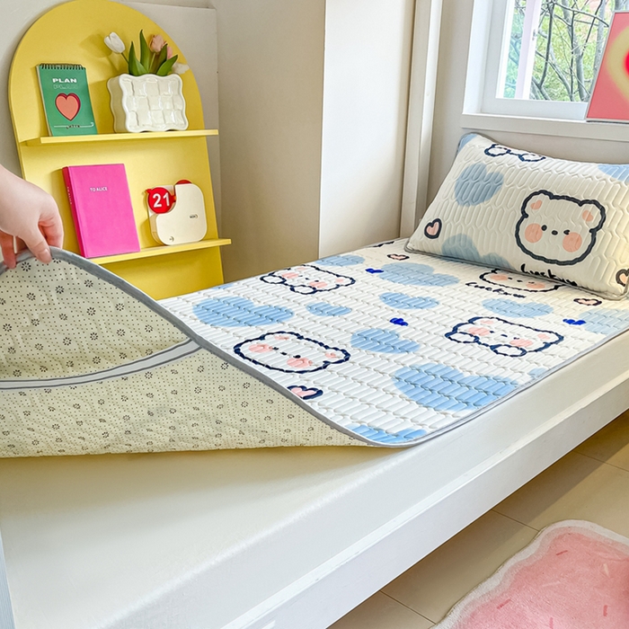 91家纺网 家纺一手货源 找家纺 川悦生活 2026新款大版宿舍凉感丝学生床凉席三件套 嘟嘟小熊