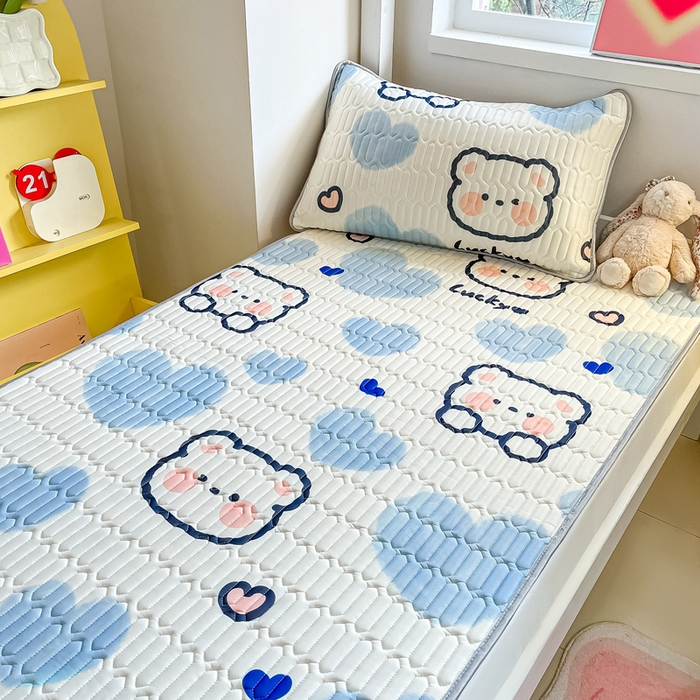 91家纺网 家纺一手货源 找家纺 川悦生活 2026新款大版宿舍凉感丝学生床凉席三件套 嘟嘟小熊