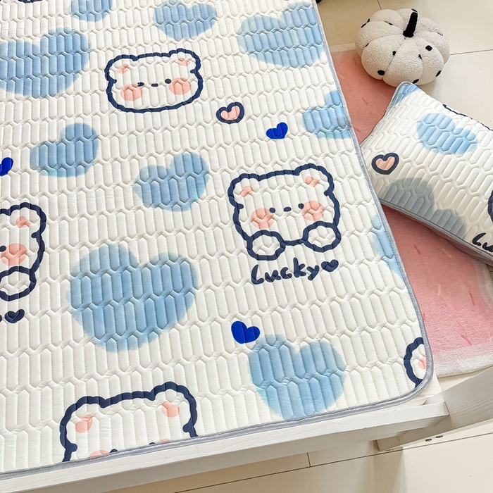 91家纺网 家纺一手货源 找家纺 川悦生活 2026新款大版宿舍凉感丝学生床凉席三件套 嘟嘟小熊