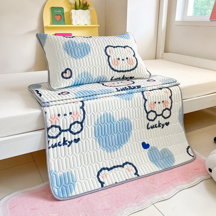 91家纺网 家纺一手货源 找家纺 川悦生活 2026新款大版宿舍凉感丝学生床凉席三件套 嘟嘟小熊