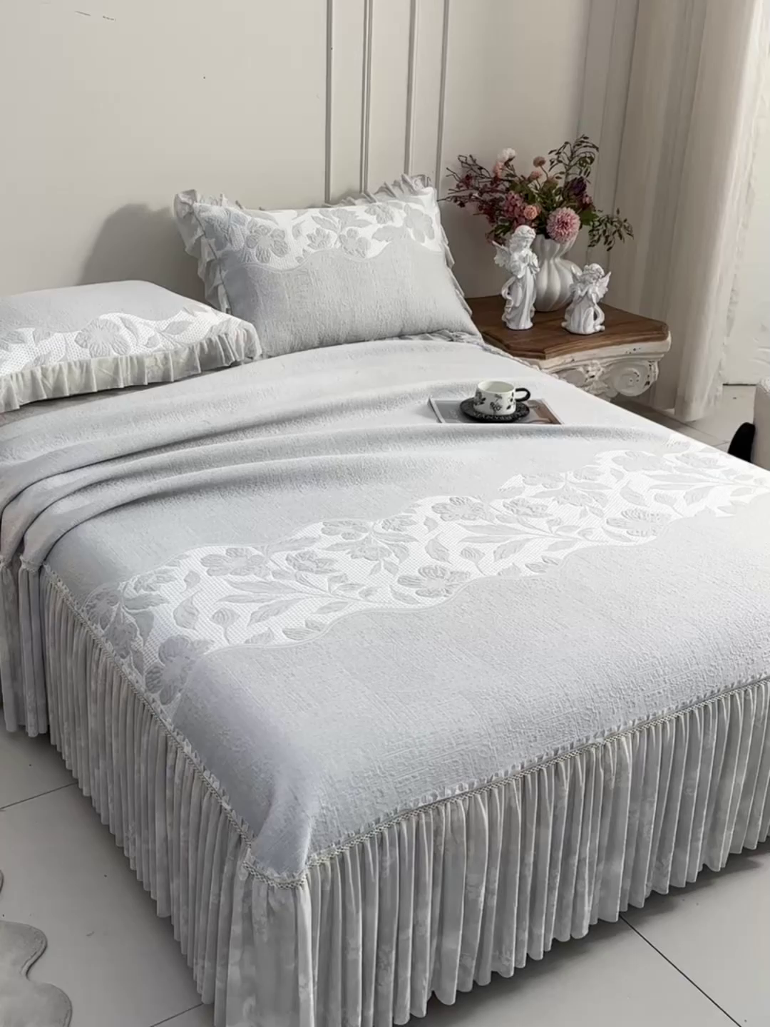 91家纺网 家纺一手货源 找家纺 （总）诺梵家纺 2026新款冰豆豆PE高分子凉感印花床裙款凉席三件套