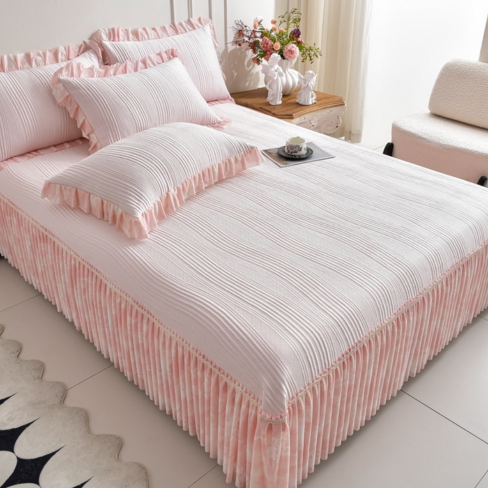 91家纺网 家纺一手货源 找家纺 诺梵家纺 2026新款冰豆豆PE高分子凉感印花床裙款凉席三件套 简时光粉