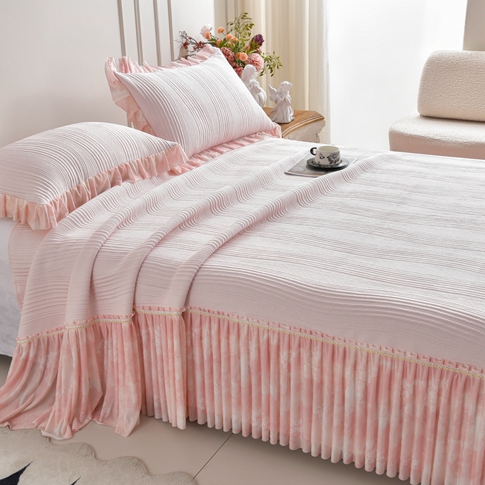 91家纺网 家纺一手货源 找家纺 诺梵家纺 2026新款冰豆豆PE高分子凉感印花床裙款凉席三件套 简时光粉