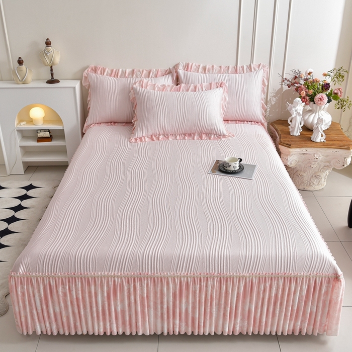 91家纺网 家纺一手货源 找家纺 诺梵家纺 2026新款冰豆豆PE高分子凉感印花床裙款凉席三件套 简时光粉