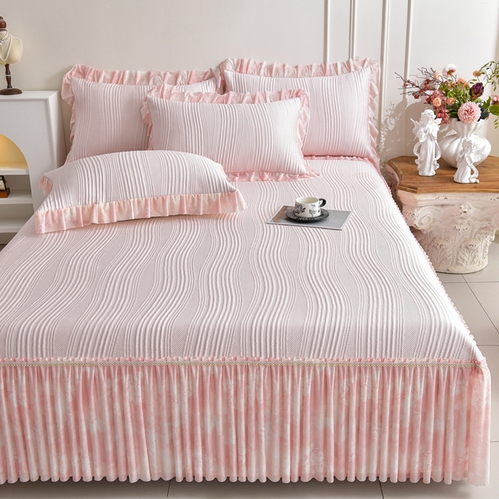 91家纺网 家纺一手货源 找家纺 诺梵家纺 2026新款冰豆豆PE高分子凉感印花床裙款凉席三件套 简时光粉