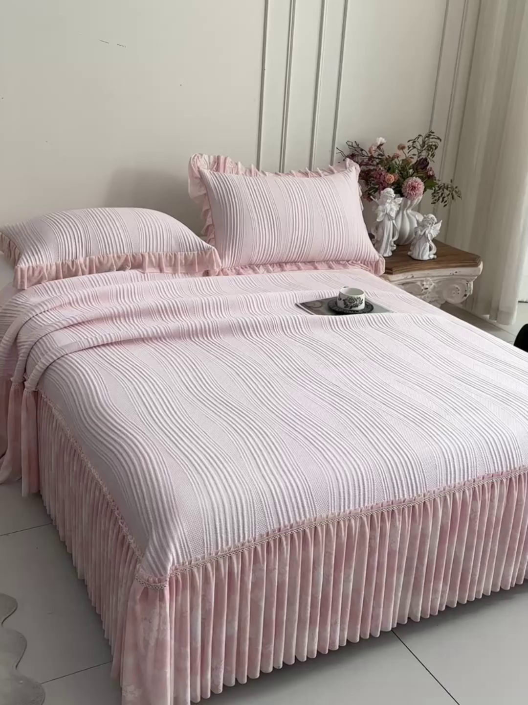 91家纺网 家纺一手货源 找家纺 诺梵家纺 2026新款冰豆豆PE高分子凉感印花床裙款凉席三件套 简时光粉