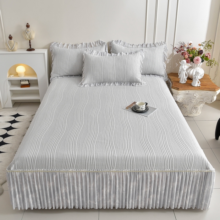 91家纺网 家纺一手货源 找家纺 诺梵家纺 2026新款冰豆豆PE高分子凉感印花床裙款凉席三件套 简时光灰