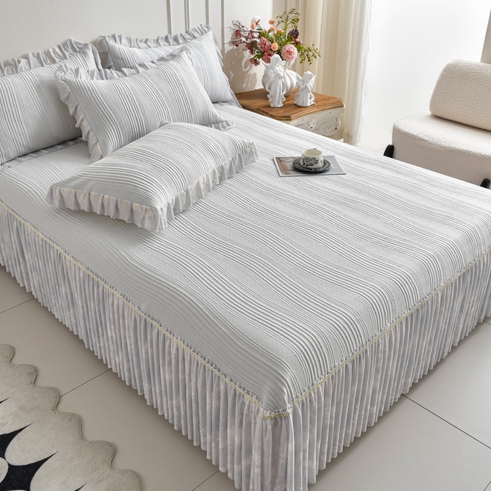 91家纺网 家纺一手货源 找家纺 诺梵家纺 2026新款冰豆豆PE高分子凉感印花床裙款凉席三件套 简时光灰