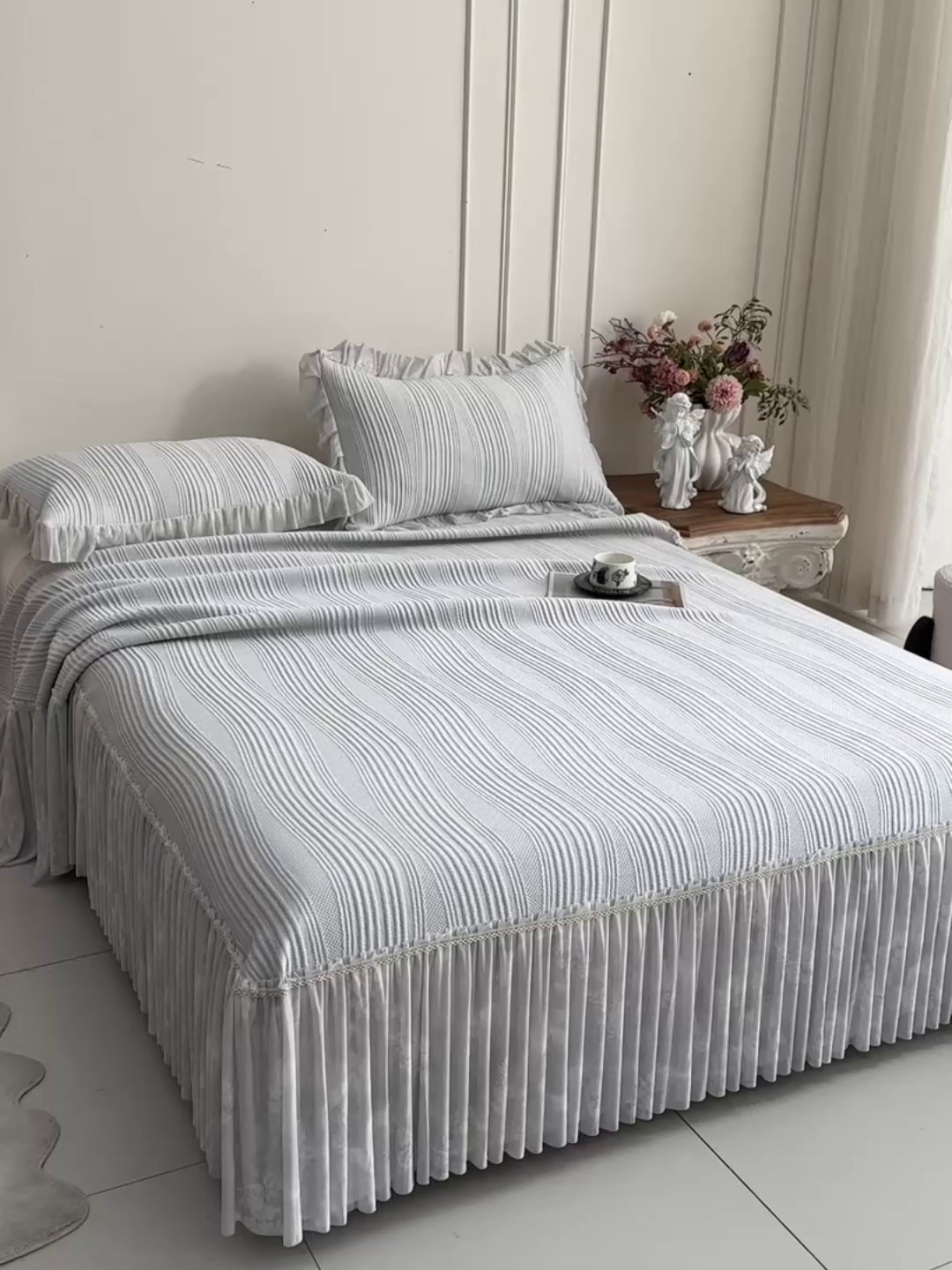 91家纺网 家纺一手货源 找家纺 诺梵家纺 2026新款冰豆豆PE高分子凉感印花床裙款凉席三件套 简时光灰