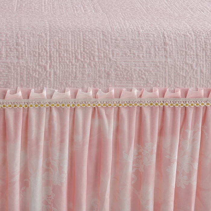 91家纺网 家纺一手货源 找家纺 诺梵家纺 2026新款冰豆豆PE高分子凉感印花床裙款凉席三件套 小蛮腰粉