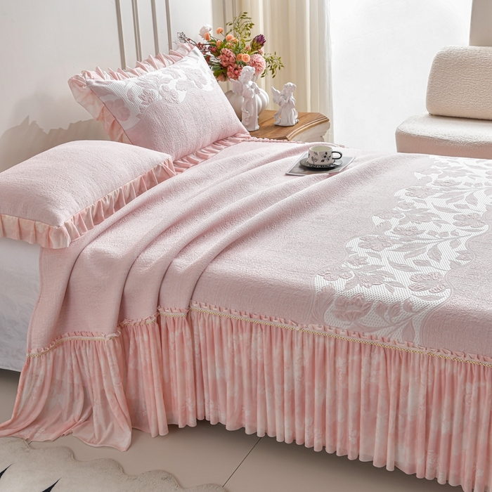 91家纺网 家纺一手货源 找家纺 诺梵家纺 2026新款冰豆豆PE高分子凉感印花床裙款凉席三件套 小蛮腰粉