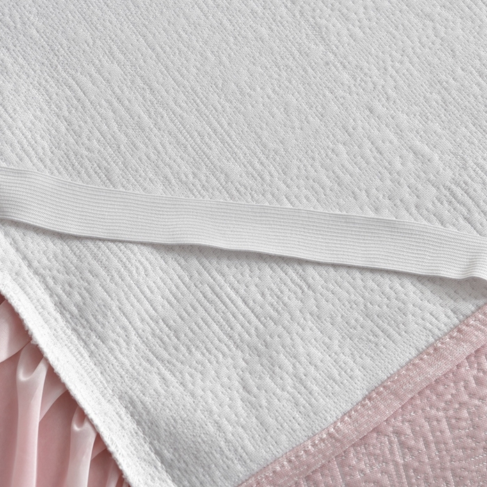 91家纺网 家纺一手货源 找家纺 诺梵家纺 2026新款冰豆豆PE高分子凉感印花床裙款凉席三件套 小蛮腰粉