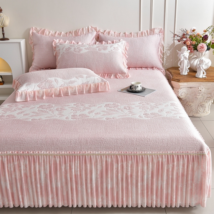 91家纺网 家纺一手货源 找家纺 诺梵家纺 2026新款冰豆豆PE高分子凉感印花床裙款凉席三件套 小蛮腰粉