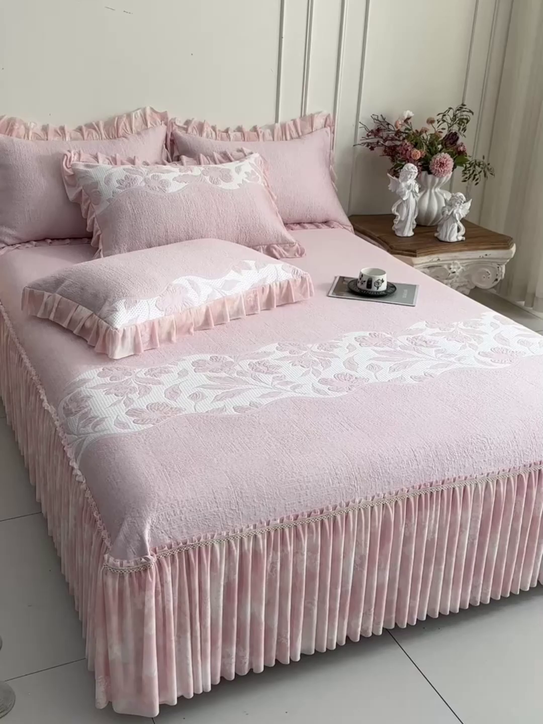 91家纺网 家纺一手货源 找家纺 诺梵家纺 2026新款冰豆豆PE高分子凉感印花床裙款凉席三件套 小蛮腰粉