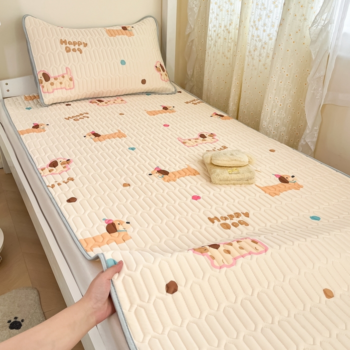 91家纺网 家纺一手货源 找家纺 川悦生活 2026新款大版宿舍凉感丝学生床凉席三件套 哆啦腊肠