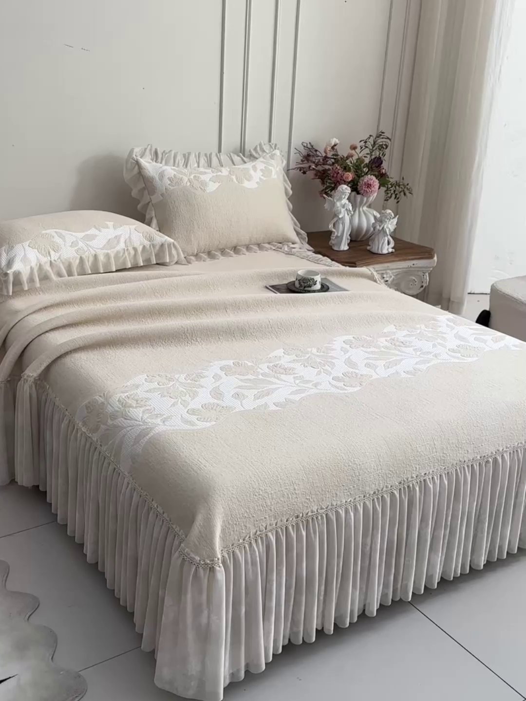 91家纺网 家纺一手货源 找家纺 诺梵家纺 2026新款冰豆豆PE高分子凉感印花床裙款凉席三件套 小蛮腰黄