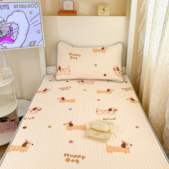 91家纺网 家纺一手货源 找家纺 川悦生活 2026新款大版宿舍凉感丝学生床凉席三件套 哆啦腊肠