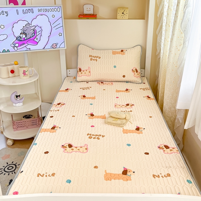 91家纺网 家纺一手货源 找家纺 川悦生活 2026新款大版宿舍凉感丝学生床凉席三件套 哆啦腊肠