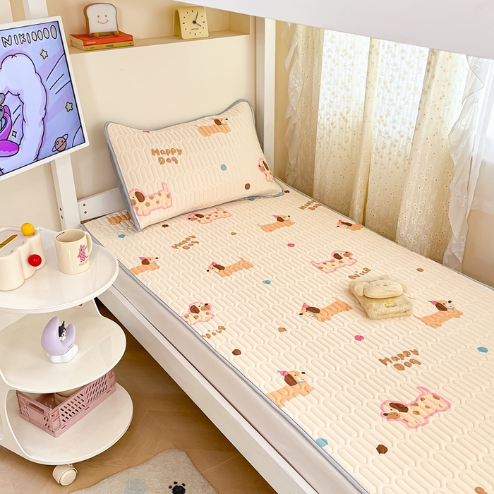 91家纺网 家纺一手货源 找家纺 川悦生活 2026新款大版宿舍凉感丝学生床凉席三件套 哆啦腊肠