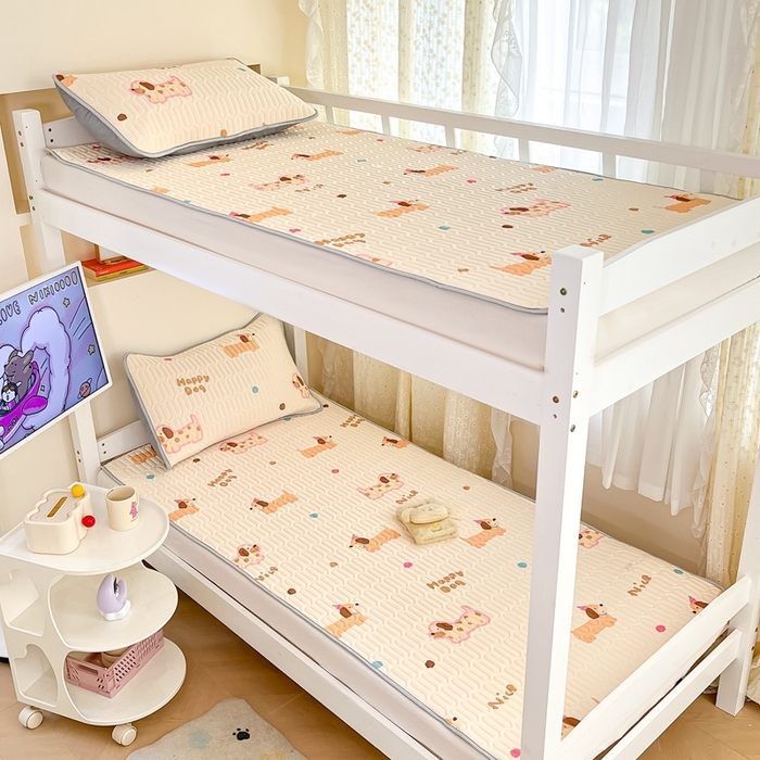 91家纺网 家纺一手货源 找家纺 川悦生活 2026新款大版宿舍凉感丝学生床凉席三件套 哆啦腊肠