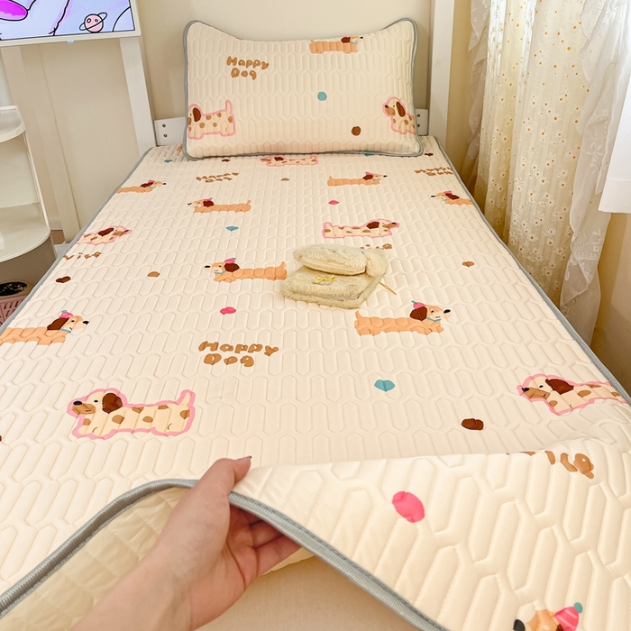 91家纺网 家纺一手货源 找家纺 川悦生活 2026新款大版宿舍凉感丝学生床凉席三件套 哆啦腊肠