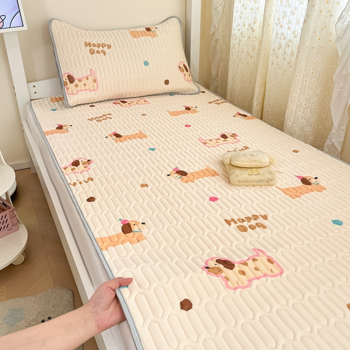 91家纺网 家纺一手货源 找家纺 川悦生活 2026新款大版宿舍凉感丝学生床凉席三件套 哆啦腊肠