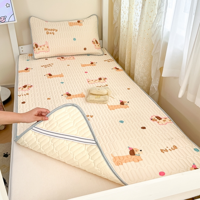 91家纺网 家纺一手货源 找家纺 川悦生活 2026新款大版宿舍凉感丝学生床凉席三件套 哆啦腊肠