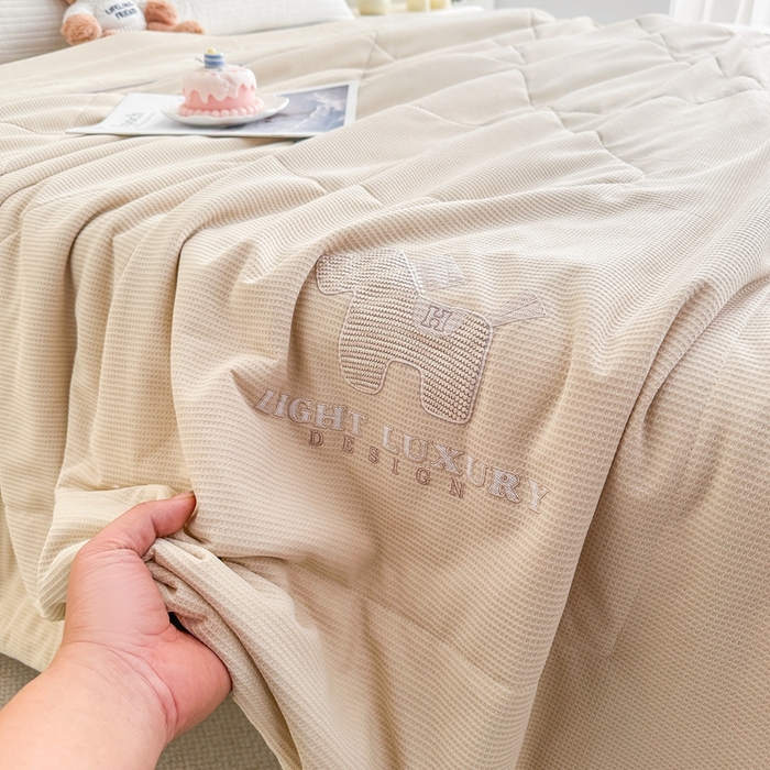 91家纺网 家纺一手货源 找家纺 宇淳国际 2026新款华夫格夏凉被 卡其