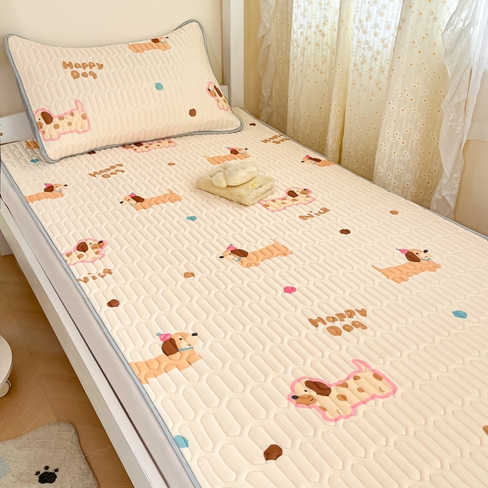 91家纺网 家纺一手货源 找家纺 川悦生活 2026新款大版宿舍凉感丝学生床凉席三件套 哆啦腊肠