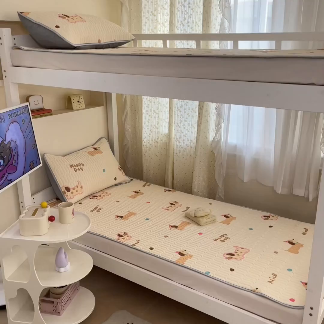 91家纺网 家纺一手货源 找家纺 川悦生活 2026新款大版宿舍凉感丝学生床凉席三件套 哆啦腊肠