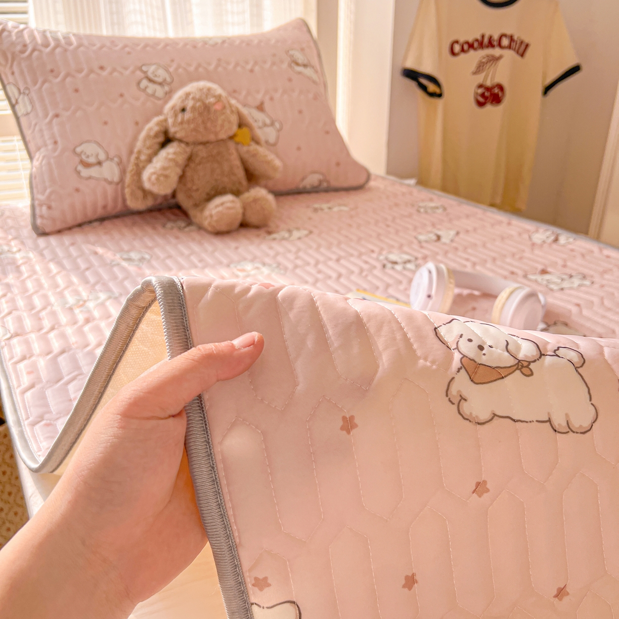 91家纺网 家纺一手货源 找家纺 川悦生活 2026新款大版宿舍凉感丝学生床凉席三件套 粉糯奶狗