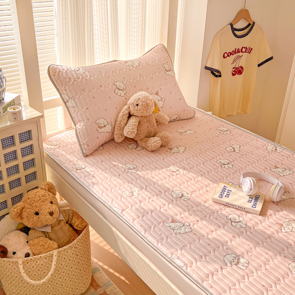 91家纺网 家纺一手货源 找家纺 川悦生活 2026新款大版宿舍凉感丝学生床凉席三件套 粉糯奶狗