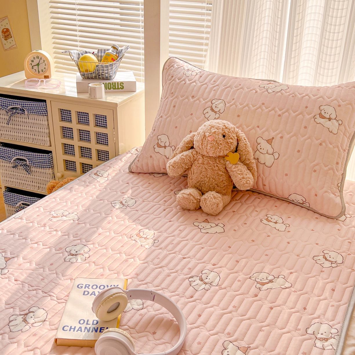 91家纺网 家纺一手货源 找家纺 川悦生活 2026新款大版宿舍凉感丝学生床凉席三件套 粉糯奶狗