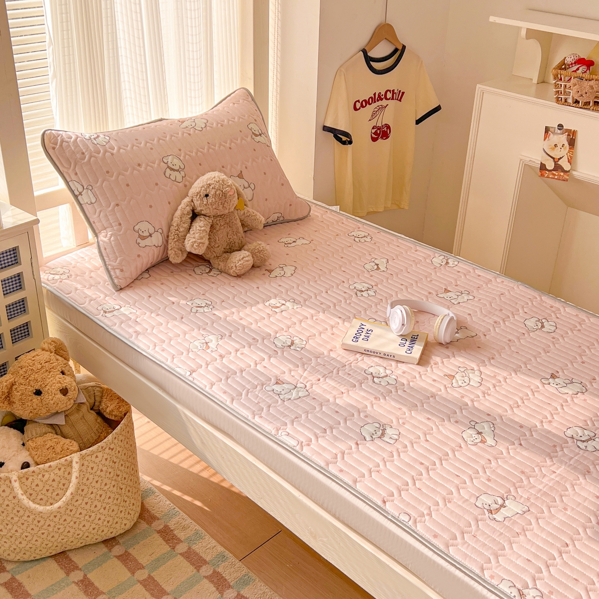 91家纺网 家纺一手货源 找家纺 川悦生活 2026新款大版宿舍凉感丝学生床凉席三件套 粉糯奶狗