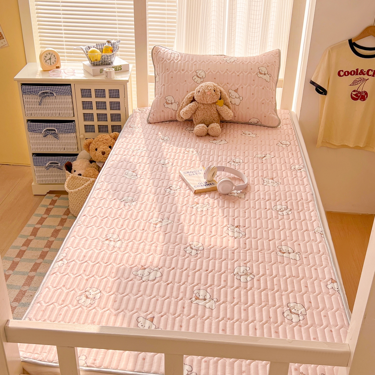 91家纺网 家纺一手货源 找家纺 川悦生活 2026新款大版宿舍凉感丝学生床凉席三件套 粉糯奶狗