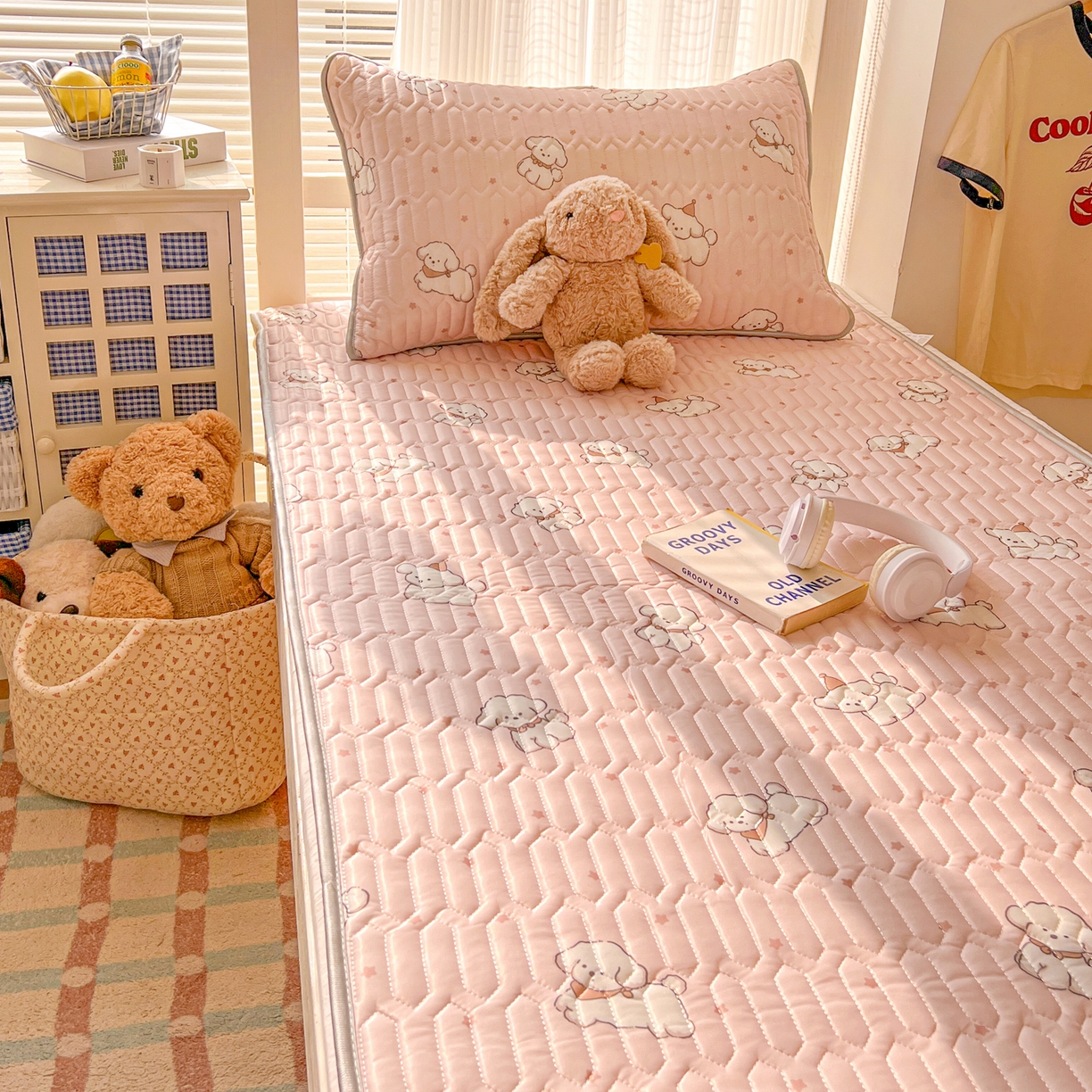 91家纺网 家纺一手货源 找家纺 川悦生活 2026新款大版宿舍凉感丝学生床凉席三件套 粉糯奶狗